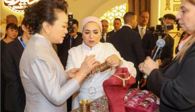 عبق التاريخ وسحر الحرف اليدوية.. جولة السيدة انتصار السيسي وقرينة الرئيس الصينى بالمصنوعات المصرية|فيديو