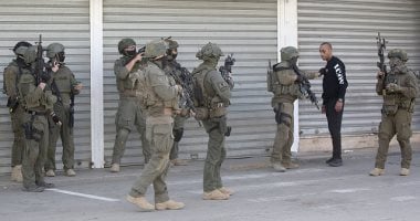 الاحتلال الإسرائيلي يعتقل شابا فلسطينيا ويبعد فلسطينيين عن القدس والأقصى