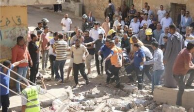 صور| إنقاذ طبيبة من أسفل أنقاض «عقار المنيا» المنهار وإخلاء المنازل المجاورة
