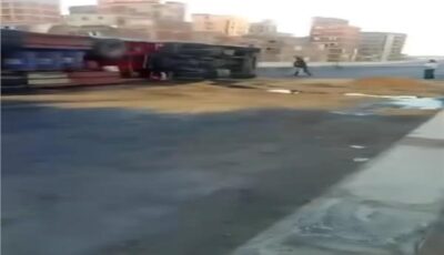 إنقلاب سيارة نقل محملة بالقطن بكوبري الطريق الدولي بكرموز بالإسكندرية 