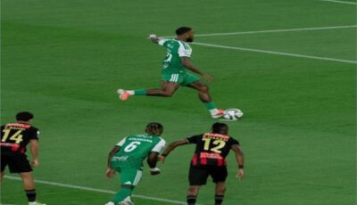 أهلي جدة يضرب الرياض في الشوط الأول