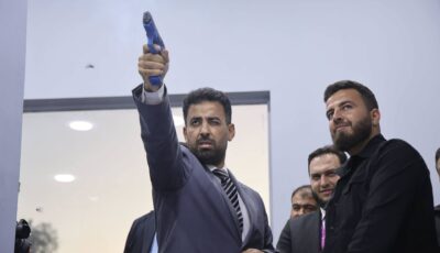 مسدس في يد وزير الصحة السوري يثير الجدل بمعرض دمشق | أخبار