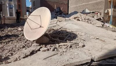 طبق الدش آخر ما تبقى من العقار المنهار في عزبة شاهين بالمنيا.. صور