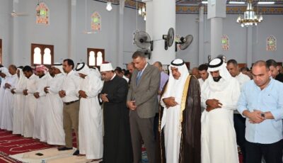 محافظ جنوب سيناء يؤدي صلاة الجمعة بنويبع.. ودعوات لضحايا حادث الأتوبيس