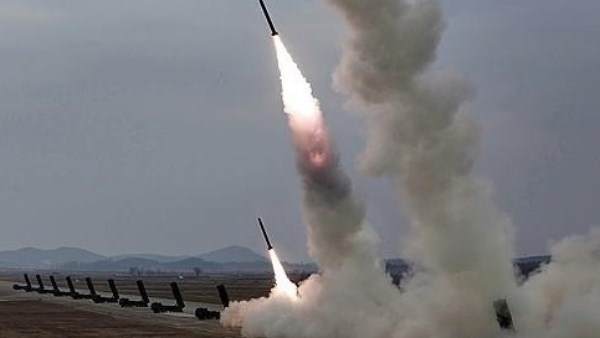 14 صاروخًا في هجوم واحد.. الحوثيون يكثفون ضرباتهم على الساحل الغربي لليمن