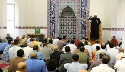 فعل نهى عنه النبي يوم الجمعة.. على الرجال الحذر منه